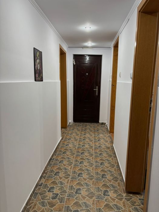 Închiriez apartament 3 camere