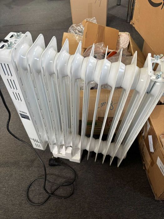 Radiator cu ulei Midea, 11 elemente, putere 2300W, culoare alb