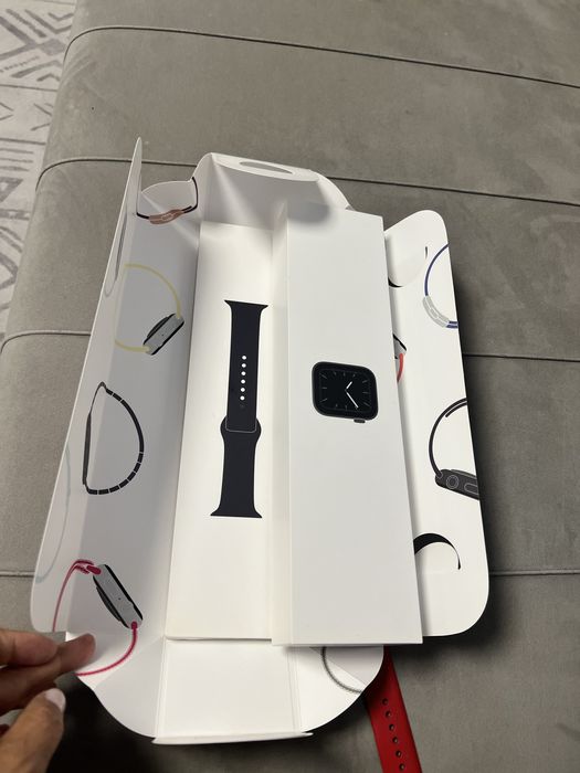 Продам Apple Watch Series 5 44mm