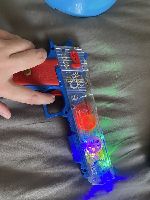 Игрушечный пистолет с подсветкой