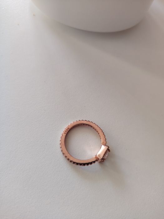 Сбърен пръстен с камъчета и баня от розово злато