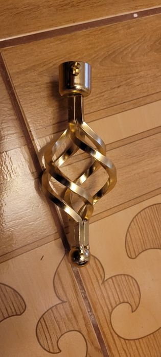 Карниз золотого цвета