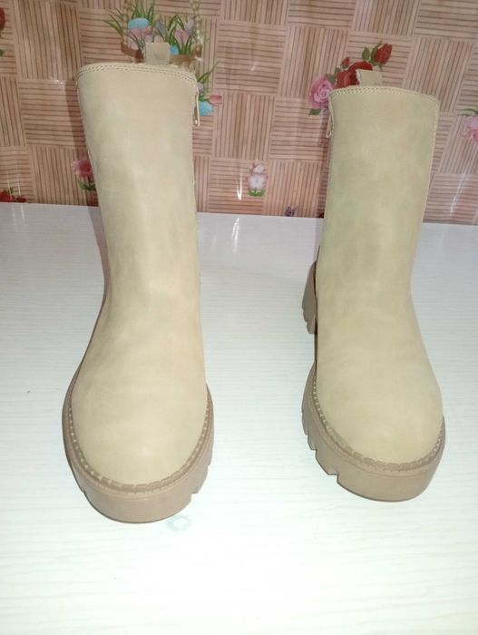 Дамски боти от изкуствен велур, 41 номер. Светло бежави. Нови.