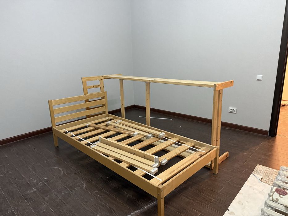 б/у кровать с матрасом