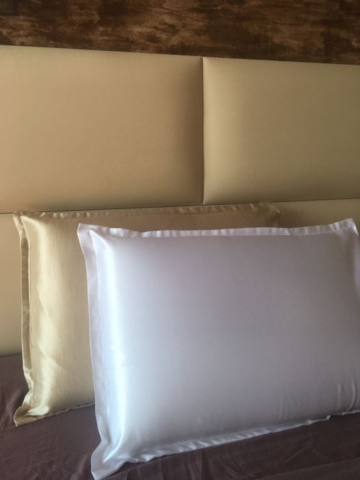 Сатенена калъфка екрю за запазване формата на прическата и косата