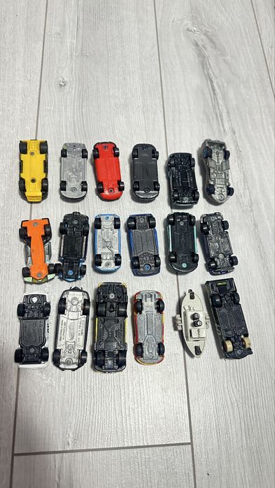 Машинки hotwheels 18 штук. Использованные.