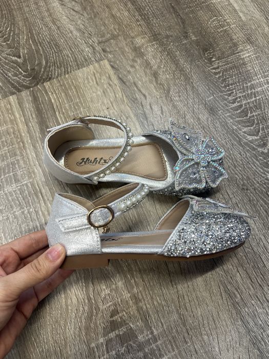 Продам новые туфли для девочки