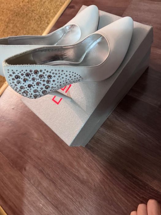 Етіктер мен туфлилер