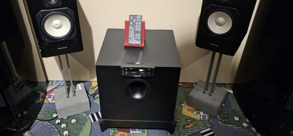 JBL SUB 300 subwoofer activ cu ieșire pentru 5 boxe sateliți