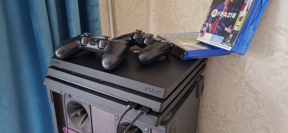 SONY Pleystation 4 PRO 1TB. 2 джостик 3 диска