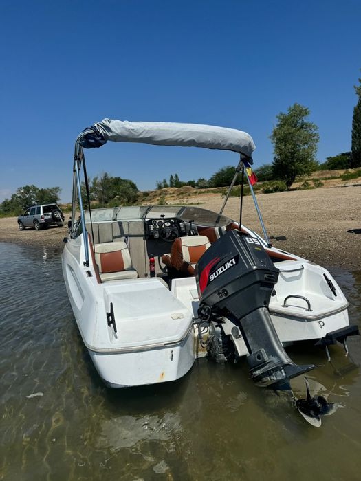 Vand/Schimb Barca Bayliner Capri 6 locuri/Cabinata cu pat