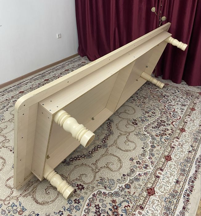Классикалық үстел, өте жақсы сапада!