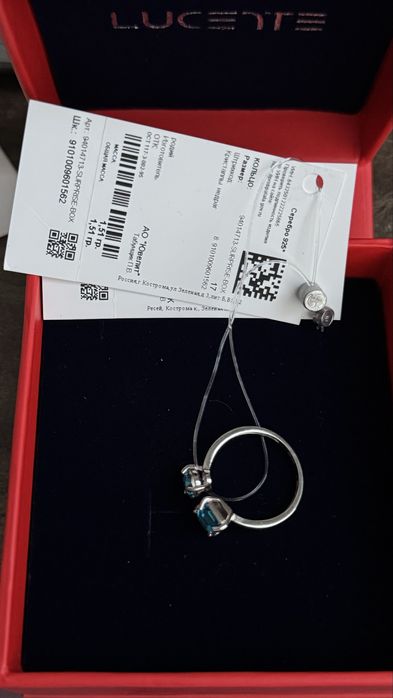 Серебрянные серьги гвоздики и кольцо.