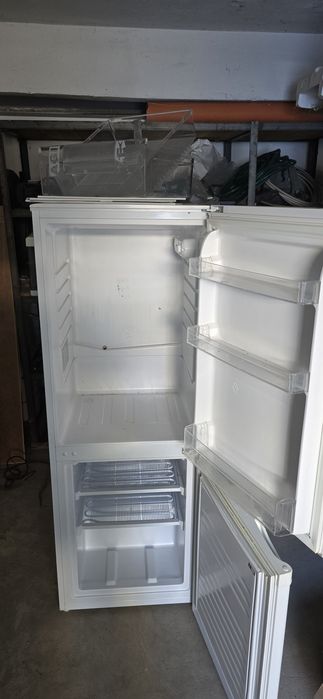 Хладилник със фризер