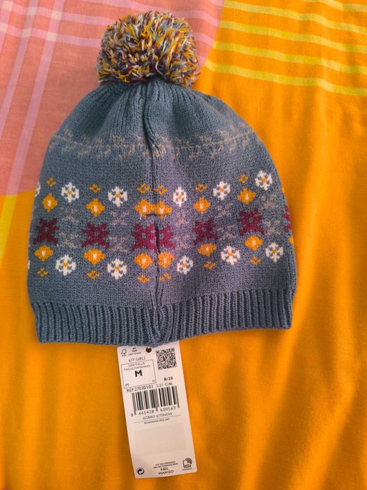 Детска шапка с помпон