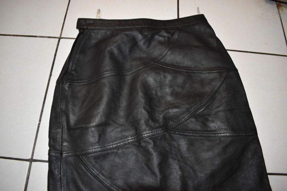 Fusta din piele peste genunchi