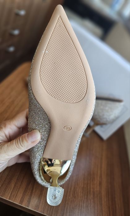 Дамски обувки на висок ток