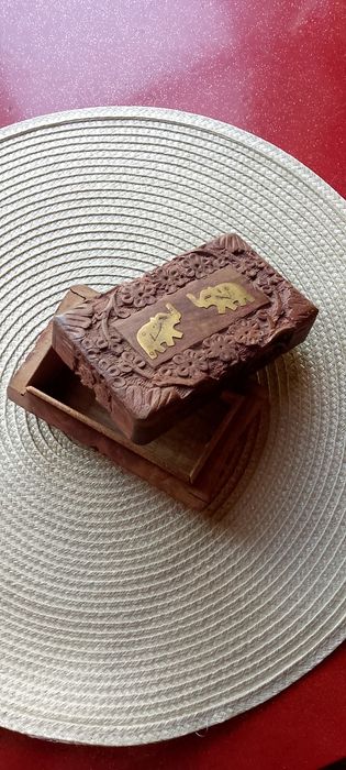 Деревянная коробка/шкатулка.