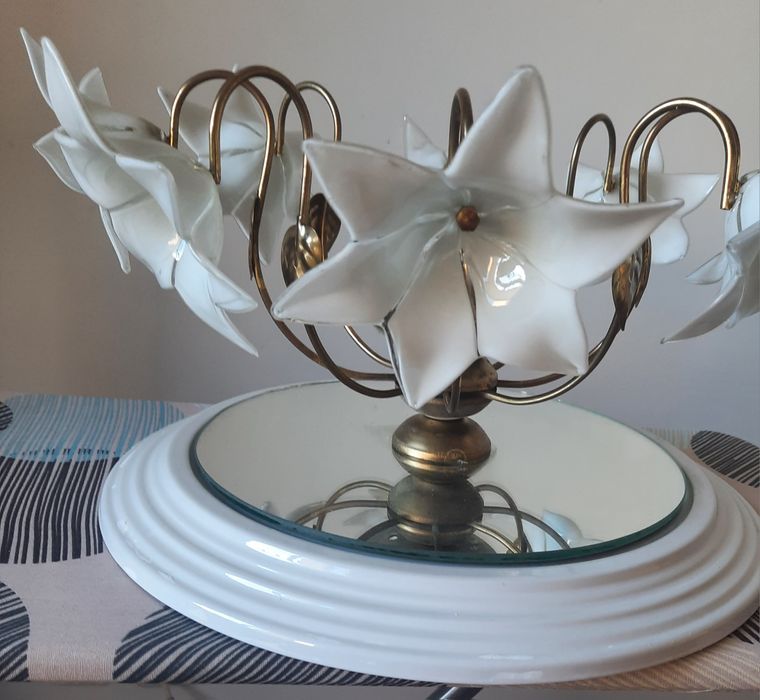 Продам люстра Лилия