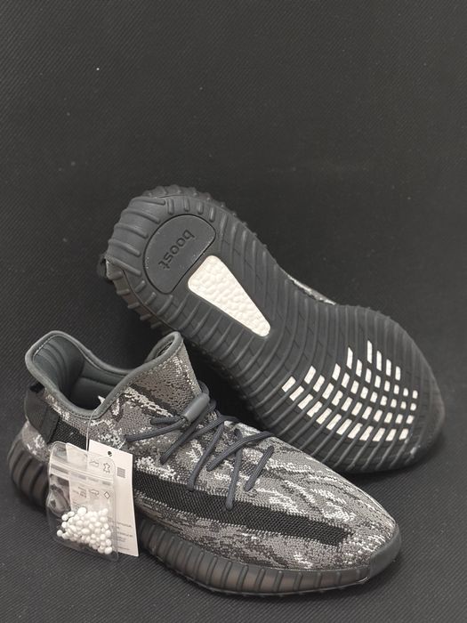 adidas Yeezy Boost 350 V2 Dark Salt – Mărimea 42 2/3 – Noi