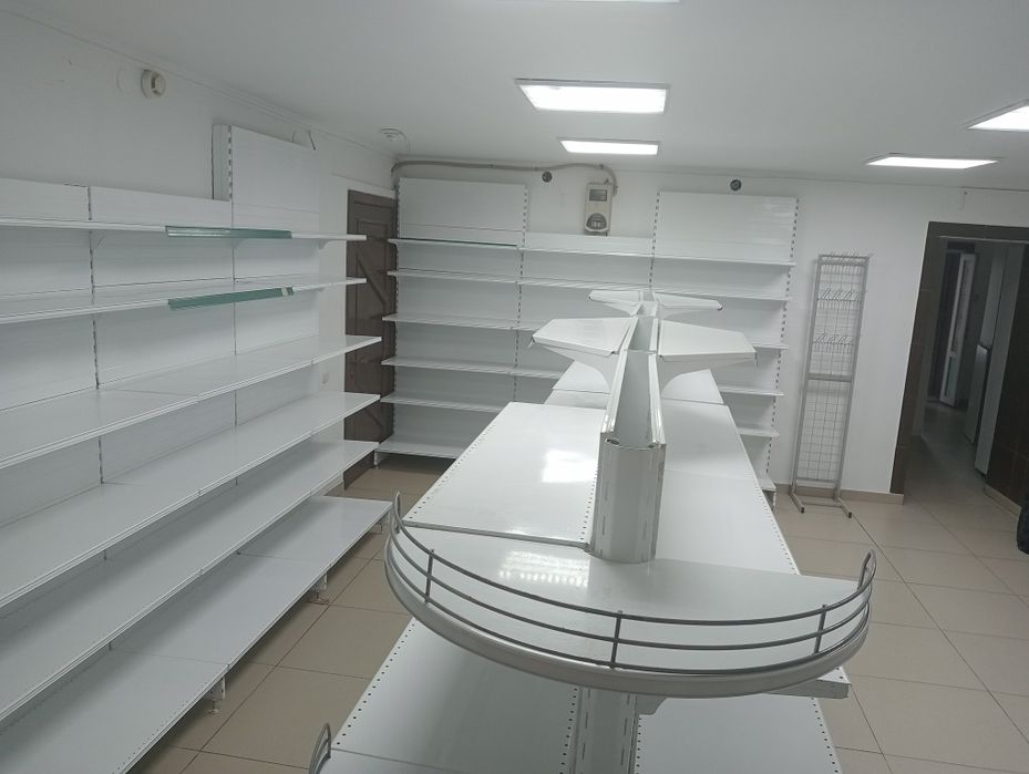 Продаю холодильник и ветрины