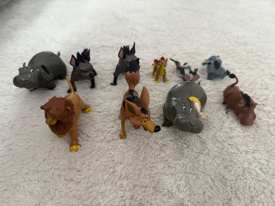 Vând figurine Regele Leu