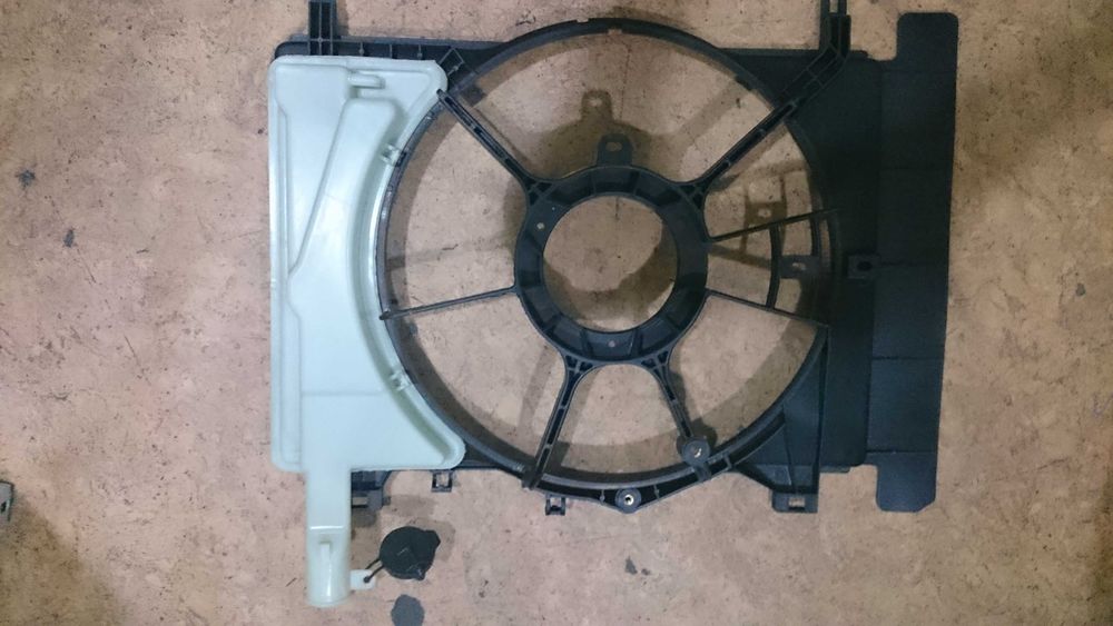 диффузор радиатора на Toyota Yaris