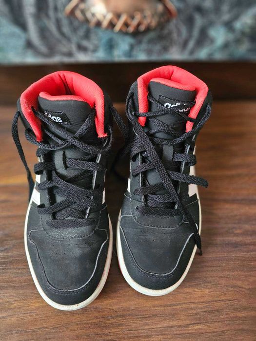 Кецове Адидас-черно и червено