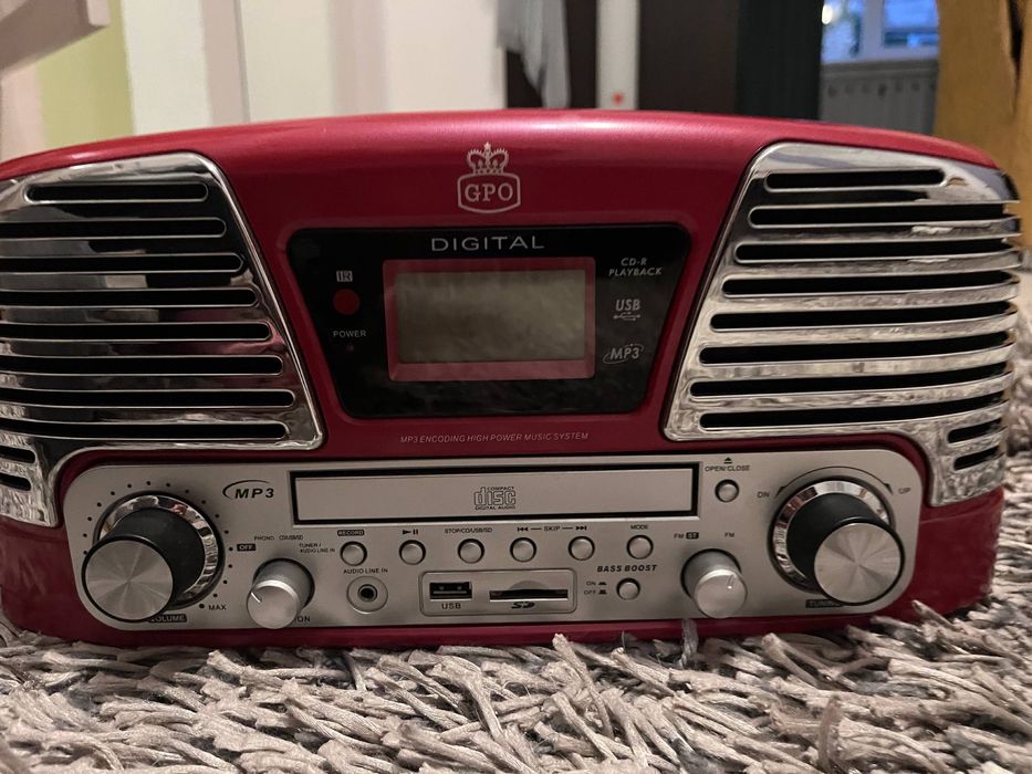 Виниловый проигрователь, CD пооигрователь, радио