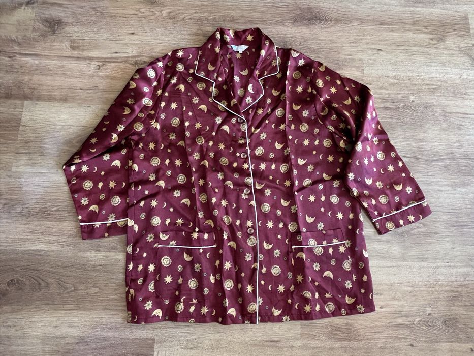 Пижама със златисти шарки