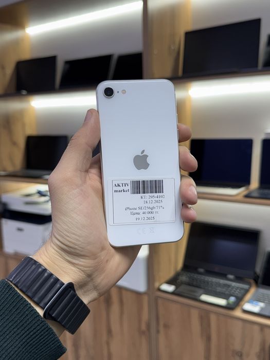 Смартфон iPhone SE