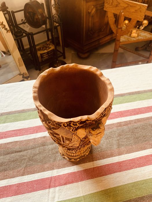 Декоративна ориенталска ваза с релеф – 90-те години