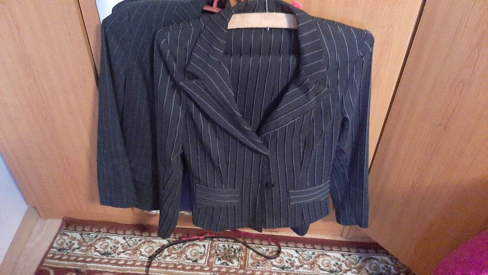 Costum de dama aproape nou