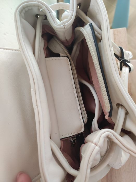 Бежова/Крем малка дамска раница със златни елементи