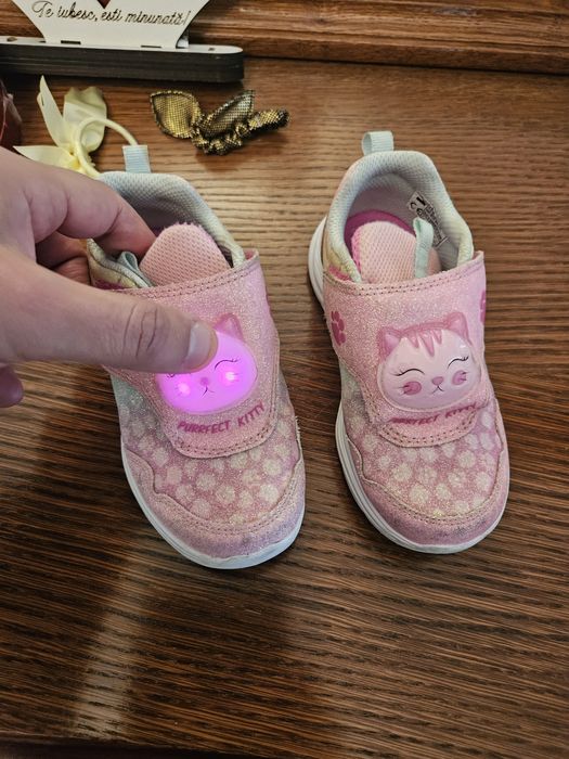 Adidasi fete DD Step  pantofi  nr. 26 lumineaza si miauna putin folositi