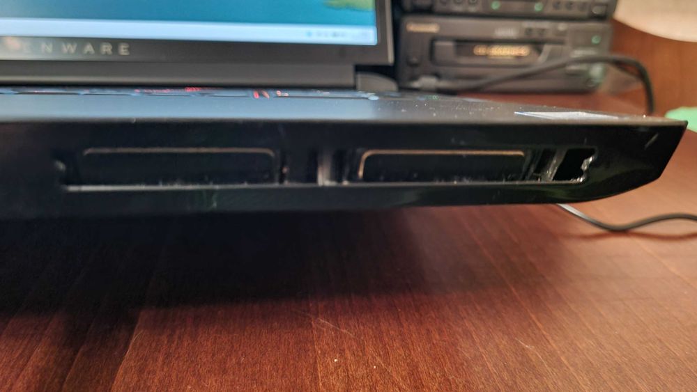 ноутбук Alienware Area 51m R1
