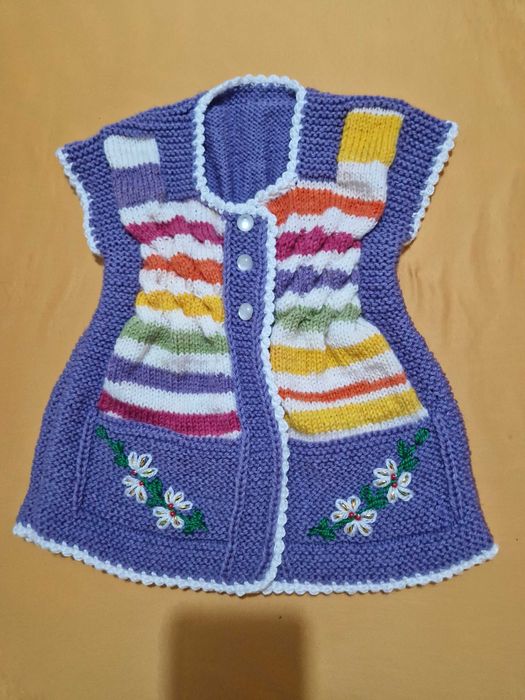 Детски ръчно плетени елеченца