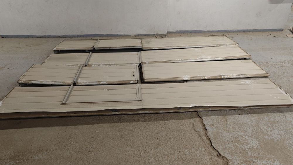 Секционна гаражна врата