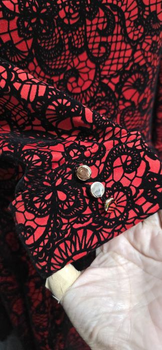 Rochie spectaculoasă roșu-negru cu model catifea – efect wow