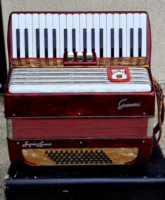Acordeon italian Guerrini cu 60 basi