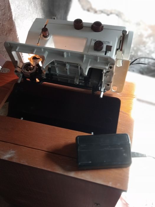 Продам швейную машинку