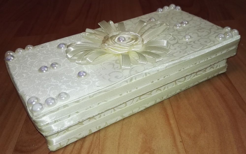 Шкатулка белая .