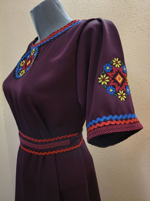 Дамска рокля с народни мотиви
