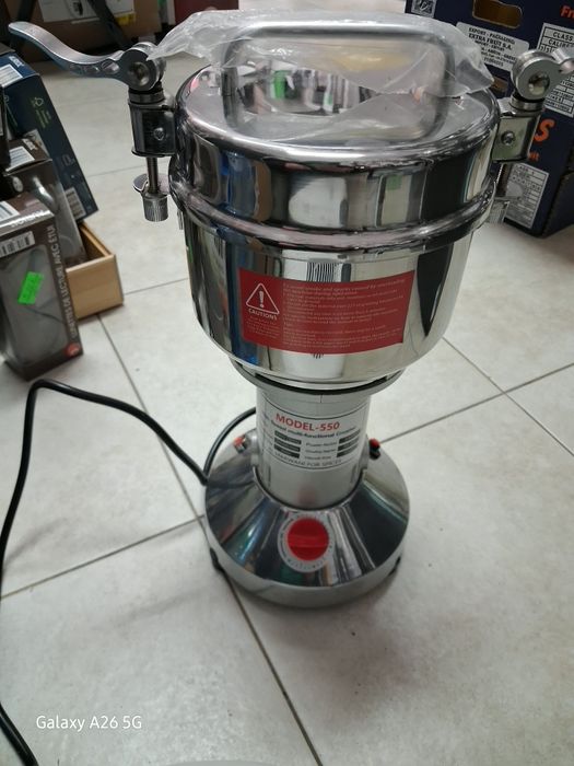 професионална електрическа мелничка, предназначена за смилане на голям