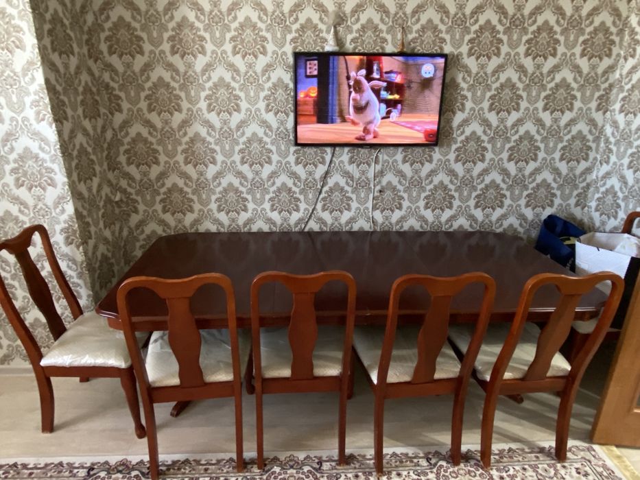 Стол и стулья