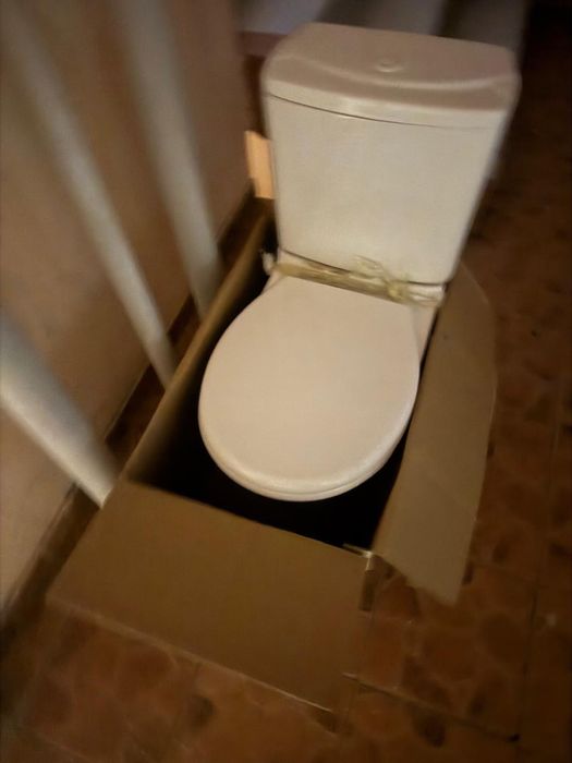 Отдам даром унитаз !