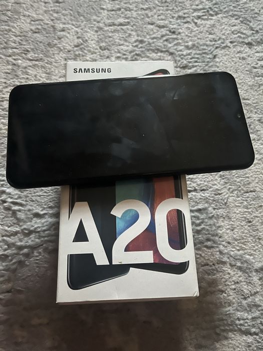 Телефон Samsung A20