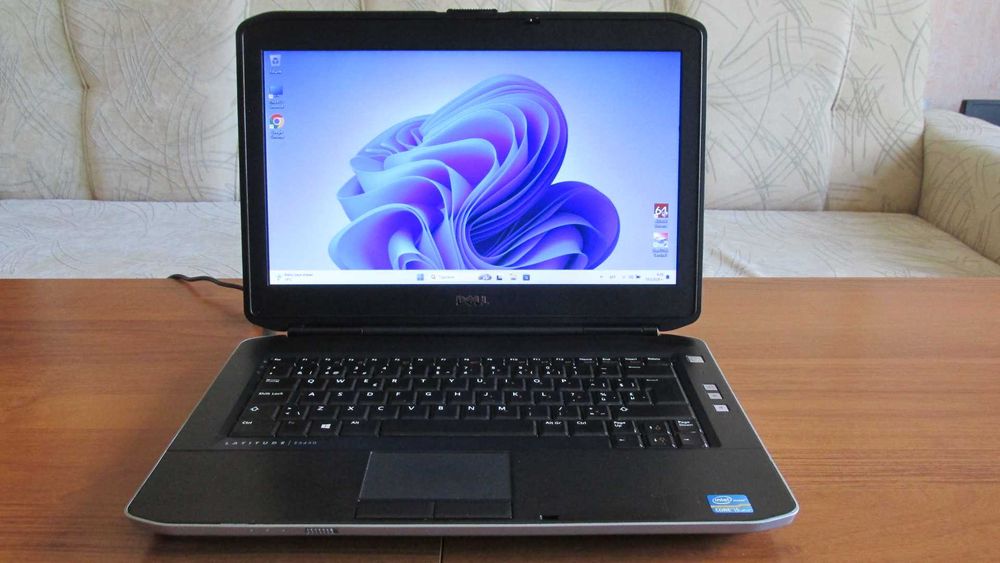 14 инча Dell с Intel i5,8 GB DDR3 лаптоп