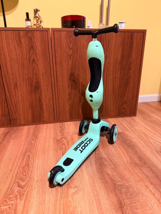Trotineta Scoot and Ride plus casca