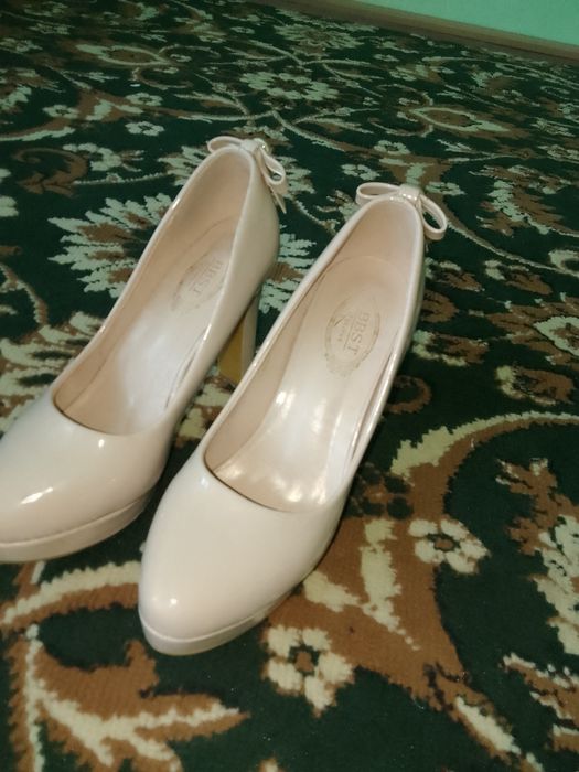 Tufli sotiladi 2 3 marta kiyilgan holos holati juda yaxshi  yangidek